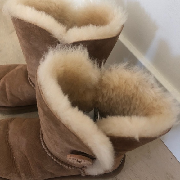 UGG Bailey Button II in Chestnut - Picture 3 of 8